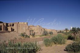 Image du Maroc Professionnelle de  La médina de Ouarzazate, construite en pisé un mélange de terre et de paille selon un procédé ancien qui isole de la chaleur et du froid. Samedi 23 Août 1997. (Photo / Abdeljalil Bounhar) 